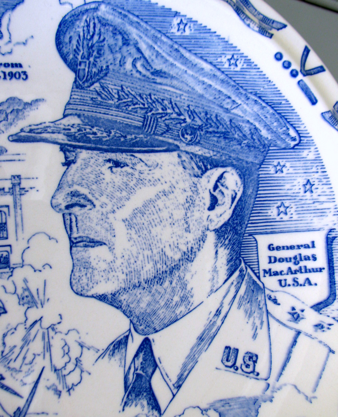 GENERAL DOUGLAS MacARTHUR 1940s BLUE Vernon Kilns Commemorative Plate